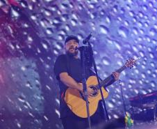 Mesmo com a chuva que caiu durante parte da apresentação, o público permaneceu no local