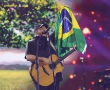 Mesmo com a chuva que caiu durante parte da apresentação, o público permaneceu no local