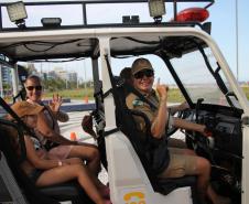 Cinto afivelado e sorriso no rosto: a “Voltinha UTV PMPR” conquista a criançada no litoral