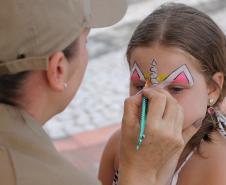 Cinto afivelado e sorriso no rosto: a “Voltinha UTV PMPR” conquista a criançada no litoral