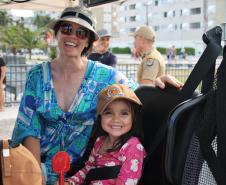 Cinto afivelado e sorriso no rosto: a “Voltinha UTV PMPR” conquista a criançada no litoral