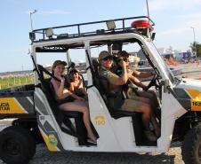 Cinto afivelado e sorriso no rosto: a “Voltinha UTV PMPR” conquista a criançada no litoral