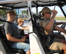 Cinto afivelado e sorriso no rosto: a “Voltinha UTV PMPR” conquista a criançada no litoral