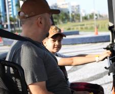 Cinto afivelado e sorriso no rosto: a “Voltinha UTV PMPR” conquista a criançada no litoral