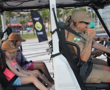 Cinto afivelado e sorriso no rosto: a “Voltinha UTV PMPR” conquista a criançada no litoral