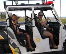 Cinto afivelado e sorriso no rosto: a “Voltinha UTV PMPR” conquista a criançada no litoral