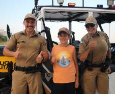 Cinto afivelado e sorriso no rosto: a “Voltinha UTV PMPR” conquista a criançada no litoral