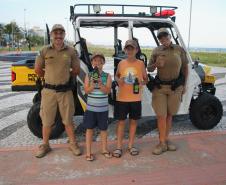 Cinto afivelado e sorriso no rosto: a “Voltinha UTV PMPR” conquista a criançada no litoral