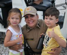 Cinto afivelado e sorriso no rosto: a “Voltinha UTV PMPR” conquista a criançada no litoral