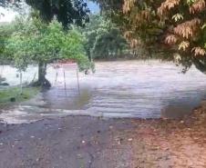 Diante do risco iminente de afogamento, os policiais da Patrulha Rural agiram de forma imediata e entraram no rio para prestar socorro