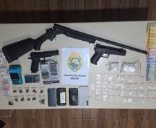 A ação teve início após denúncia anônima informar que um indivíduo foi visto saindo de um veículo VW Gol, de cor preta, portando uma arma longa