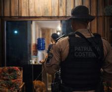 Ao todo, foram apreendidos seis vasos contendo maconha