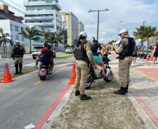 PMPR realiza ação educativa sobre uso de patinetes elétricos e ciclomotores em Matinhos