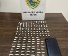 Ao todo, foram apreendidas 120 pedras de substância análoga ao crack e 68 pinos contendo substância análoga à cocaína