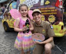 A Polícia Militar do Paraná (PMPR) segue com foco total na segurança dos paranaenses e turistas durante o feriado prolongado. Nesta segunda-feira (16), as ações estratégicas de policiamento garantiram que as festividades de Carnaval em Antonina e Morretes ocorressem em um clima de paz, integração e diversão para todas as idades, com presença ostensiva em pontos-chave das cidades.  Em Antonina, o dia foi marcado por dois dos eventos mais aguardados do calendário local, o Baile Infantil e a tradicional Corrid