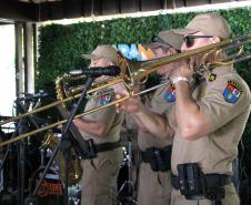 Banda da PMPR encanta público em apresentação inédita na Ilha do Mel