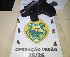 Durante a busca veicular, os policiais localizaram uma pistola calibre 9mm, acompanhada de oito munições intactas