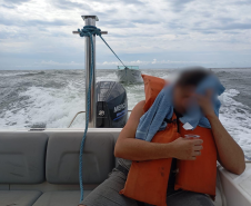 PMPR resgata embarcação à deriva em Pontal do Paraná