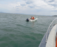 PMPR resgata embarcação à deriva em Pontal do Paraná