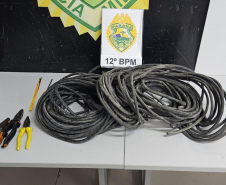 PMPR prende dois suspeitos e recupera cabos de fibra óptica após furto em condomínio