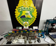 PMPR desarticula ponto de tráfico e apreende mais de 21 kg de drogas no Hauer  A Polícia Militar do Paraná (PMPR) prendeu um homem e desarticulou um ponto de tráfico de drogas nesta terça-feira (21), no bairro Hauer, em Curitiba. Ao todo, foram apreendidos mais de 21 quilos de entorpecentes.  A ação foi realizada por equipes do 20º Batalhão de Polícia Militar (BPM), com apoio das equipes de inteligência, após denúncia anônima indicando que o local era utilizado para armazenamento e distribuição de drogas.  
