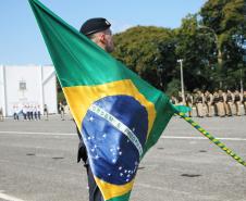 PMPR homenageia Tiradentes e entrega medalhas a autoridades e policiais do Estado