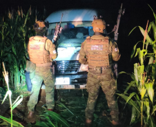 PM e PF apreendem veículos carregados com cigarros contrabandeados em Santa Helena