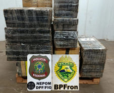 PMPR e PF apreendem embarcação com 655 quilos de maconha em Foz do Iguaçu