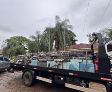 Após buscas detalhadas, os militares estaduais localizaram aproximadamente 5.100 quilos de maconha escondidos sob um carregamento de mandioca