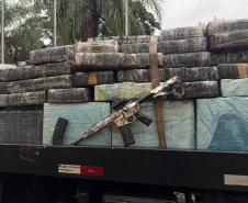 Após buscas detalhadas, os militares estaduais localizaram aproximadamente 5.100 quilos de maconha escondidos sob um carregamento de mandioca
