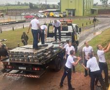 Após buscas detalhadas, os militares estaduais localizaram aproximadamente 5.100 quilos de maconha escondidos sob um carregamento de mandioca