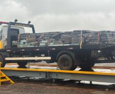 Após buscas detalhadas, os militares estaduais localizaram aproximadamente 5.100 quilos de maconha escondidos sob um carregamento de mandioca