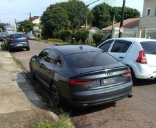 PMPR apreende carro de luxo com R$ 20 mil em débitos no Capão da Imbuia, em Curitiba