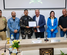Atuação da PMPR é reconhecida com homenagem a policiais em Rio Branco do Sul
