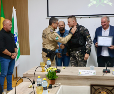 Atuação da PMPR é reconhecida com homenagem a policiais em Rio Branco do Sul