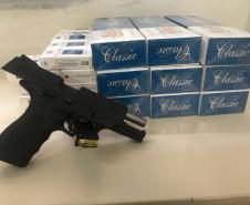 Pistola, carteiras de cigarros e ampolas de anabolizantes são apreendidos pela PM em Curitiba