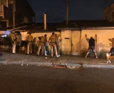 Pistola, carteiras de cigarros e ampolas de anabolizantes são apreendidos pela PM em Curitiba