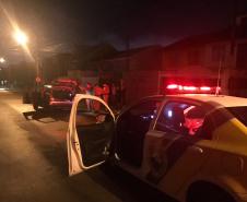 Pistola, carteiras de cigarros e ampolas de anabolizantes são apreendidos pela PM em Curitiba