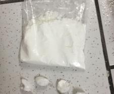 Ao atender ocorrências de tráfico de drogas, PM apreende mais de 50 pedras de crack e R$300,00 em dinheiro
