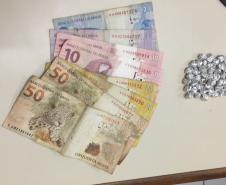 Ao atender ocorrências de tráfico de drogas, PM apreende mais de 50 pedras de crack e R$300,00 em dinheiro