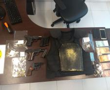 Polícia Militar apreende armas, carregadores, R$ 4,5 mil em dinheiro, colete balístico e maconha durante ação na RMC