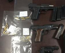 Polícia Militar apreende armas, carregadores, R$ 4,5 mil em dinheiro, colete balístico e maconha durante ação na RMC