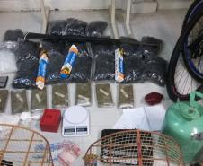 PM apreende drogas, dinheiro, espingarda, simulacro e pássaros silvestres na Capital do estado
