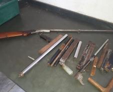 PM encaminha homem por agredir a esposa e a filha; munições e armamento são apreendidos

