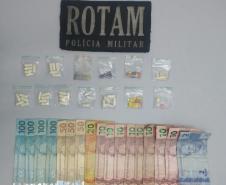 PM encaminha dois homens por tráfico e apreende drogas na RMC