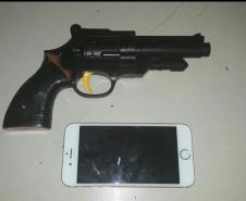 Equipes da PM apreendem revólver, simulacro, cocaína, crack e maconha durante ações em Curitiba