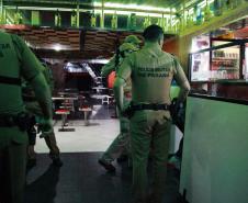 AIFU fecha estabelecimentos comerciais, apreende drogas e encaminha suspeitos durante operação em Curitiba
