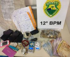 Drogas, dinheiro, objetos, balanças de precisão e colete balístico são apreendidos pela PM durante ação em Curitiba e RMC