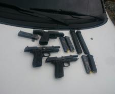 Pistolas de uso restrito e carros roubados são apreendidos pela PM em São José dos Pinhais, na RMC

