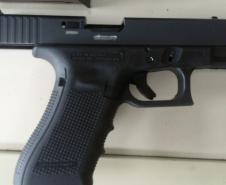 Pistolas de uso restrito e carros roubados são apreendidos pela PM em São José dos Pinhais, na RMC
